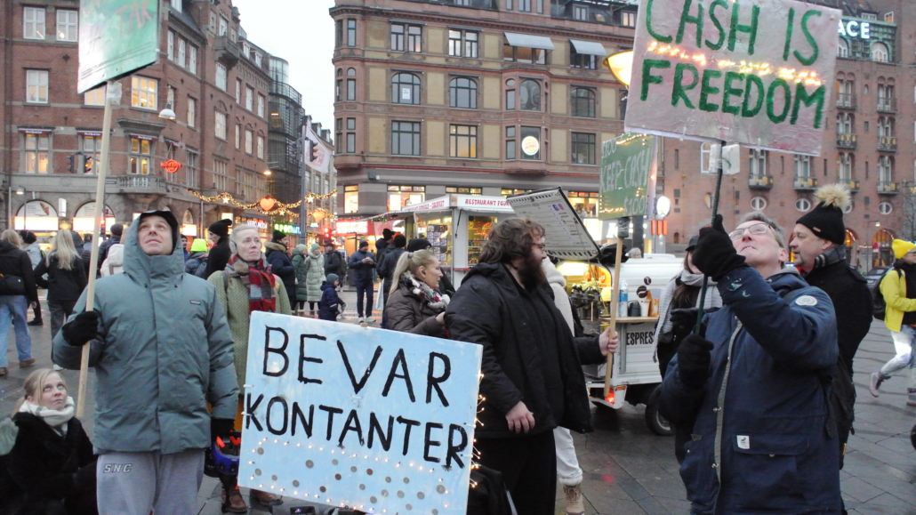 Kontantdemonstration med Magnus Magnus og bekymrede borgere. FOTO: Anders Kjærulff