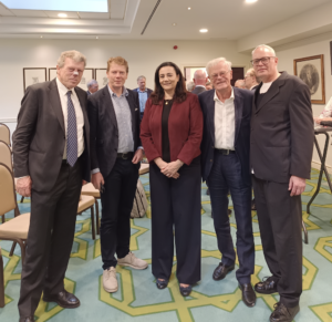 billedet viser stifter af bevar kontanter, Anders Kjærulff (th) sammen med Björn Eriksson fra det svenske Kontantupproret, Rakela Cerovic (Secretary General i Denaria) samt repræsentater fra Sverige og Portugal